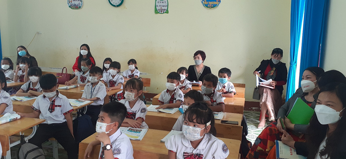 Doan cong tac Bo GD va DT tham truong tieu học Nguyen khuyen xa Ea So 2